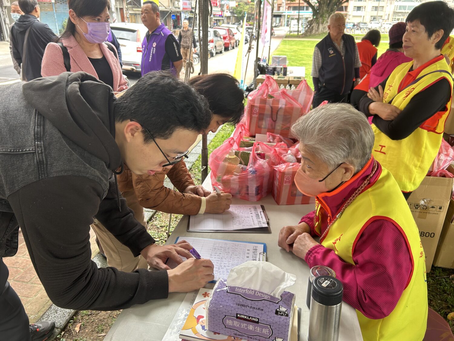 中壢興仁里長李振榮辦捐血 攜手內壢關懷協進會籲里民挽袖響應 內壢關懷協進會總幹事李旺樹表示,希望今天的捐血活動能達到250袋的募集目標(記者陳世軒攝)