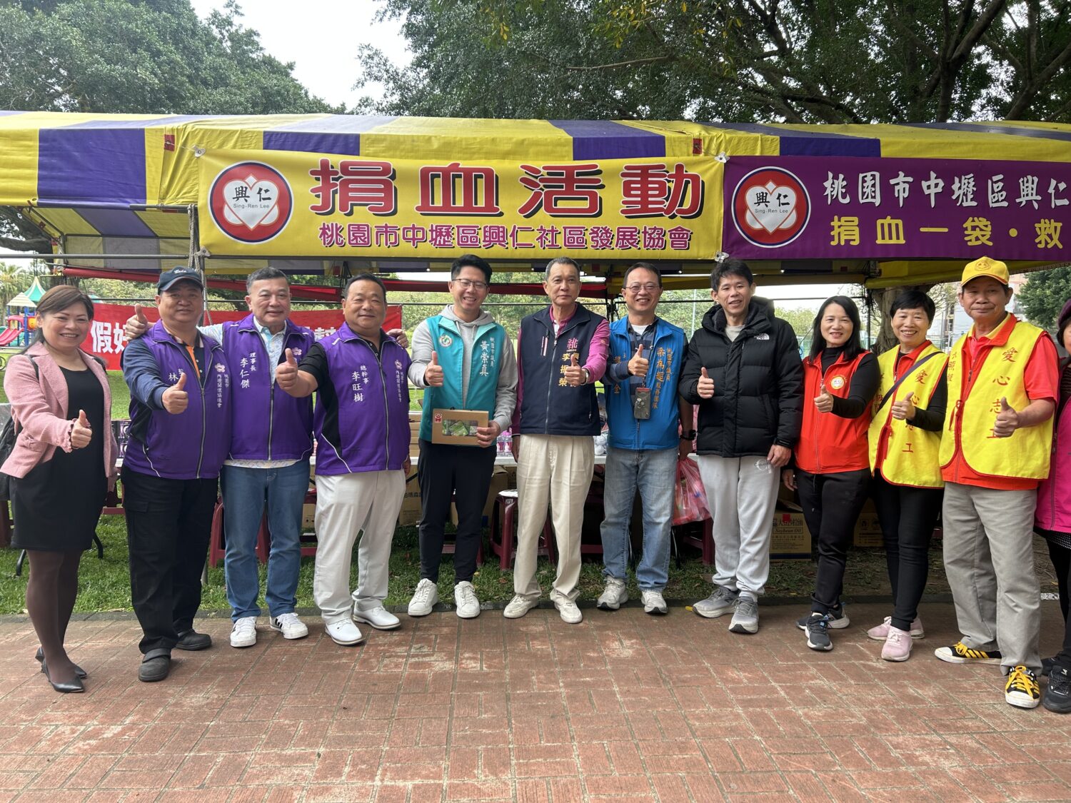 中壢興仁里長李振榮辦捐血 攜手內壢關懷協進會籲里民挽袖響應 桃園市中壢區興仁里里長李振榮(中)聯合內壢關懷協進會,今(21)日在興仁親子公園舉辦愛心捐血活動,吸引里民到場挽袖支持。(記者陳世軒攝)