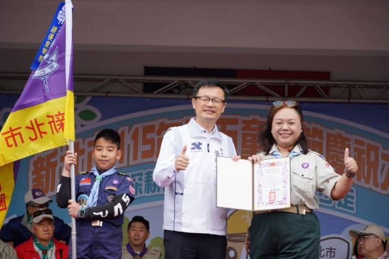 全齡童樂齊步走 新北童軍啟動高齡長照關懷 6 《圖說》教育局張明文頒安坑國小績優童軍團獎。〈教育局提供〉
