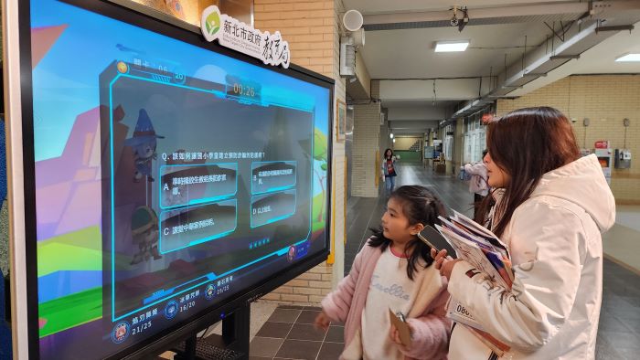 陪孩子善用科技 新北數位學習家長宣講4/19登場 21 《圖說》親子共同挑戰「新北星聯盟」闖關任務。〈教育局提供〉