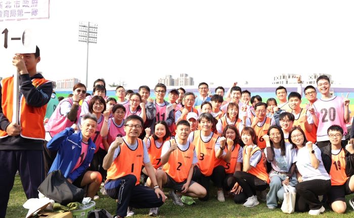 五大賽事加親子體驗 新北推適應體育展成果 8 《圖說》新北運動樂活開幕,共融運動為全障運暖身,親師生一起動健康。〈教育局提供〉