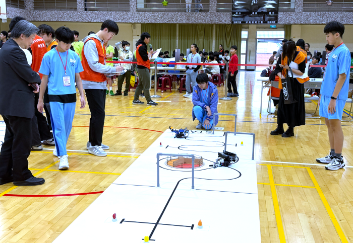 全國AI競賽156隊較勁展實力 新北25獎表現亮麗 69 《圖說》參賽隊伍須完成自動化物流分揀、導航避障等任務。〈教育局提供〉