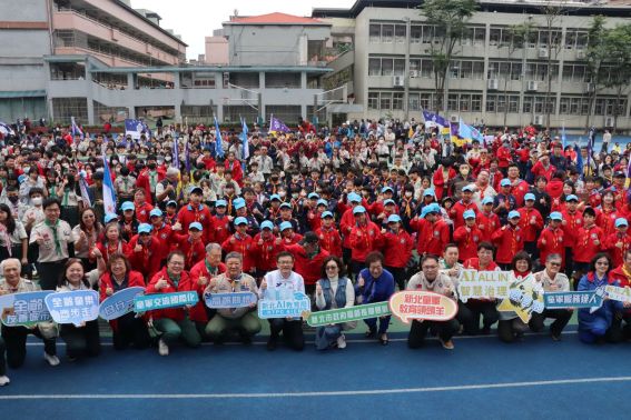 全齡童樂齊步走 新北童軍啟動高齡長照關懷 8 《圖說》「八載回首,跨代共好」啟動儀式合照。〈教育局提供〉