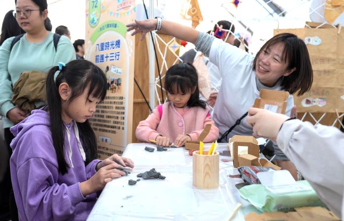 五千親子共創學習樂園 新北「幼來樂」嘉年華嗨翻天 10 《圖說》幼教嘉年華讓教學成果走出校園,也讓家長更貼近幼教現場。〈教育局提供〉