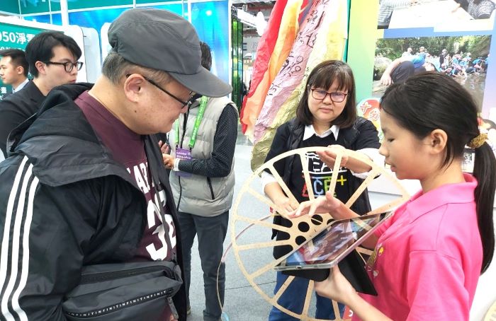 校園創新新思維 改良式環保天燈首度試放平溪登場 29 《圖說》於國家淨零城市展中,學生以燈架結構與影片解說永續天燈特色。〈教育局提供〉