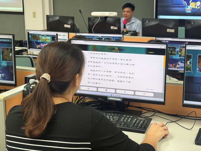 陪孩子善用科技 新北數位學習家長宣講4/19登場 23 《圖說》家長參與「宣講講座活動」實作數位平臺 ,親身體驗孩子自主學習的重點與樂趣。〈教育局提供〉