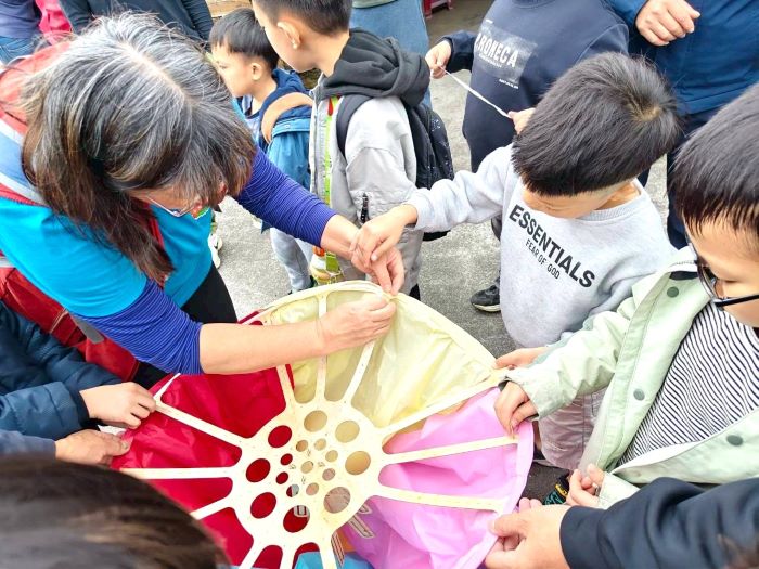 校園創新新思維 改良式環保天燈首度試放平溪登場 30 《圖說》師生共同實作永續天燈,培養解決問題能力與公民責任感。〈教育局提供〉