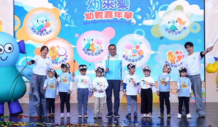 五千親子共創學習樂園 新北「幼來樂」嘉年華嗨翻天 8 《圖說》新北市市民廣場今日一早充滿童聲與歡笑,全國規模最大的「2026新北幼來樂~幼教嘉年華」。〈教育局提供〉