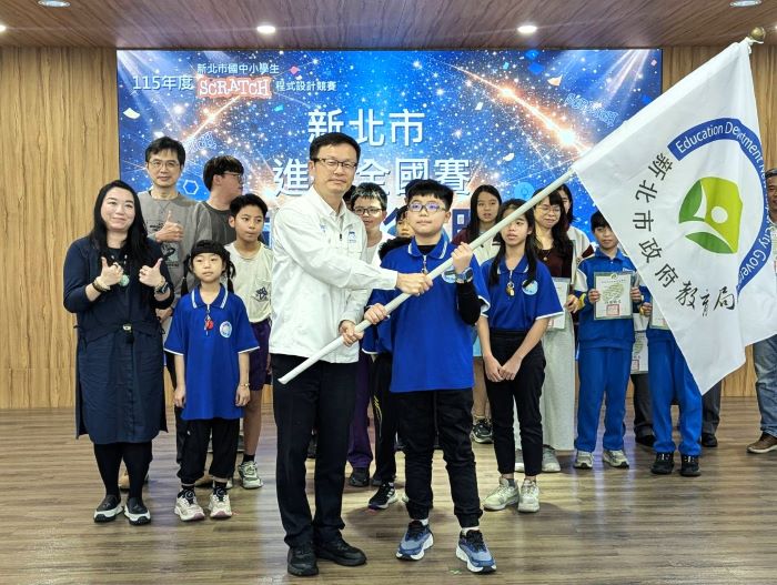 思維創意扎實 新北授旗Scratch8強出征全國賽 39 《圖說》張明文局長授旗新北市代表隊們,期望能獲得佳績。〈教育局提供〉