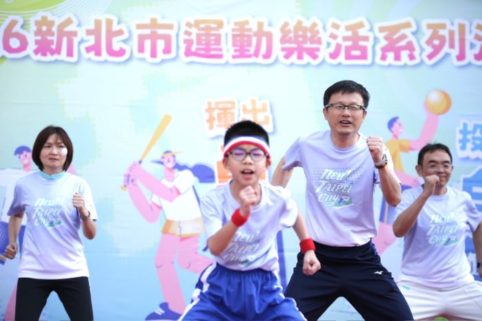 五大賽事加親子體驗 新北推適應體育展成果 5 《圖說》教育局長張明文與民安國小的孩子一起跳健身操、動健康。〈教育局提供〉