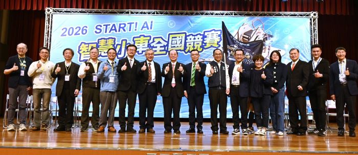 全國AI競賽156隊較勁展實力 新北25獎表現亮麗 65 《圖說》智慧小車交接_產官學研攜手前行。〈教育局提供〉