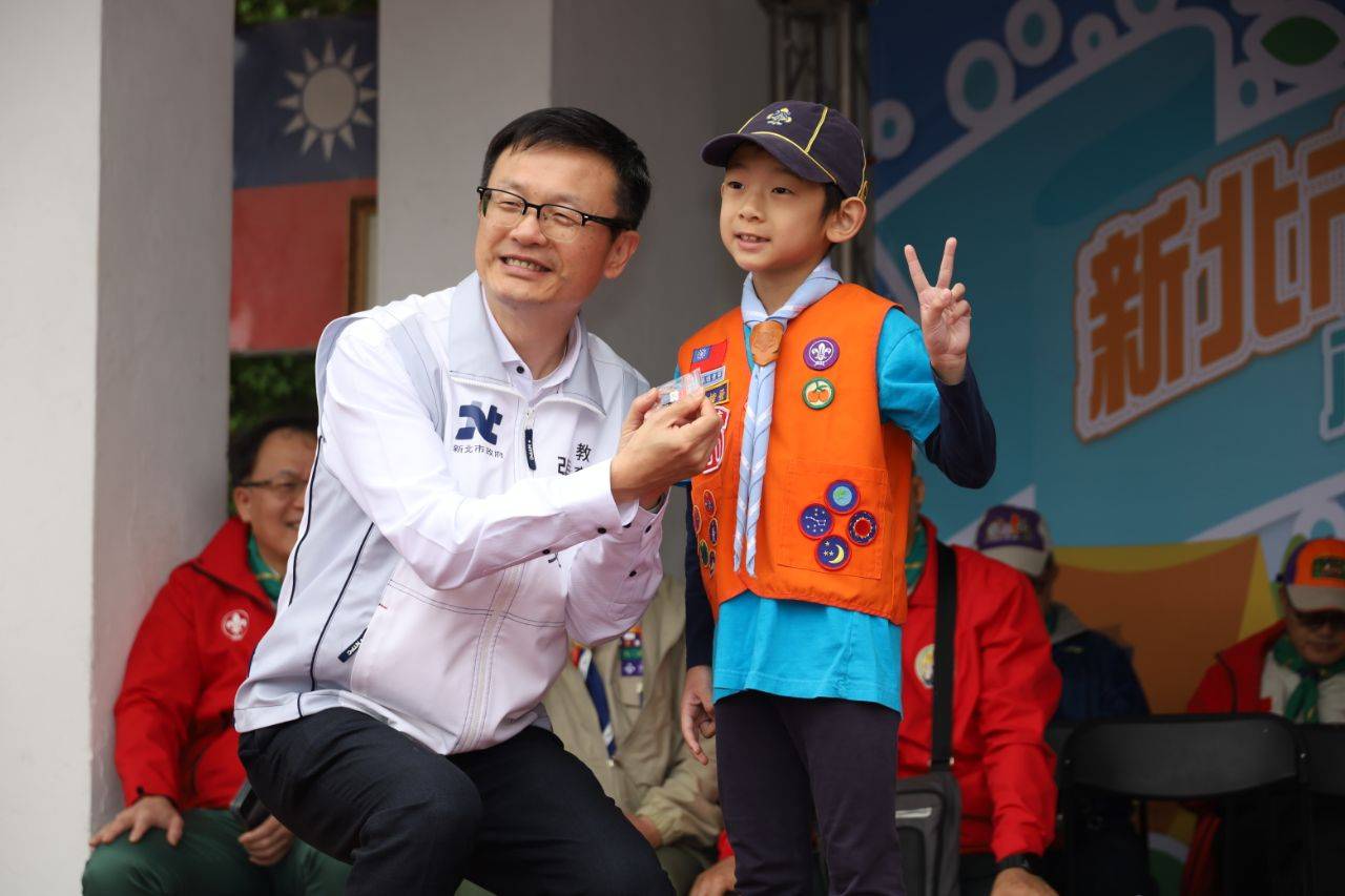 全齡童樂齊步走 新北童軍啟動高齡長照關懷 5 《圖說》白雲國小王楷發夥伴獲頒稚齡童軍優秀童軍獎章,左為教育局張明文。〈教育局提供〉