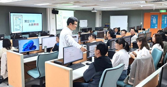 AI驅動教育轉型 新北校長會議引領升級行動力 47 《圖說》教育局積極推動教育行政與智慧科技的整合,教育局長張明文強調,教育發展不能只停留在數位工具的應用,而是要進一步邁向智慧治理與系統轉型。〈教育局提供〉