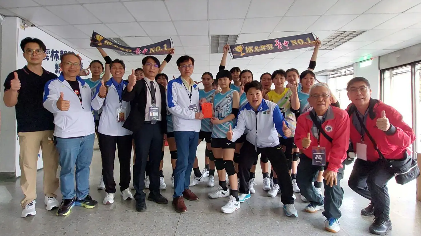 中市排球小將馬力十足 國中排球甲級聯賽 雙十女排封后、潭秀男排奪殿軍 中市排球小將馬力十足 國中排球甲級聯賽 雙十女排封后、潭秀男排奪殿軍