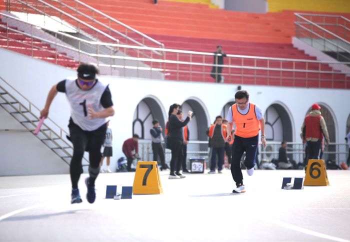 五大賽事加親子體驗 新北推適應體育展成果 7 《圖說》教育局長張明文與選手擊掌加油打氣。〈教育局提供〉