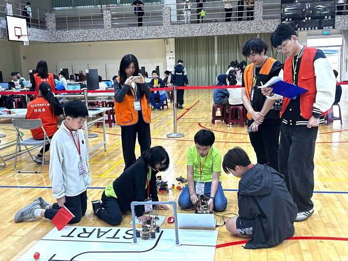 全國AI競賽156隊較勁展實力 新北25獎表現亮麗 70 《圖說》透過跨域學習,培養跨域整合與解決問題的能力。〈教育局提供〉