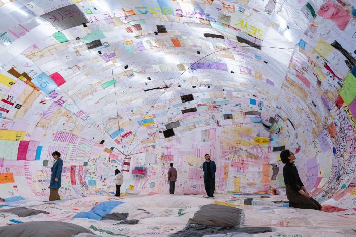 迎開館周年永續未來 新北美術館共織宇宙特展登場 38 《圖說》展覽中呈現多件代表性創作,包括以回收塑膠袋製成、僅依靠太陽熱能升空的〈太陽能飛行博物館〉。〈文化局提供〉