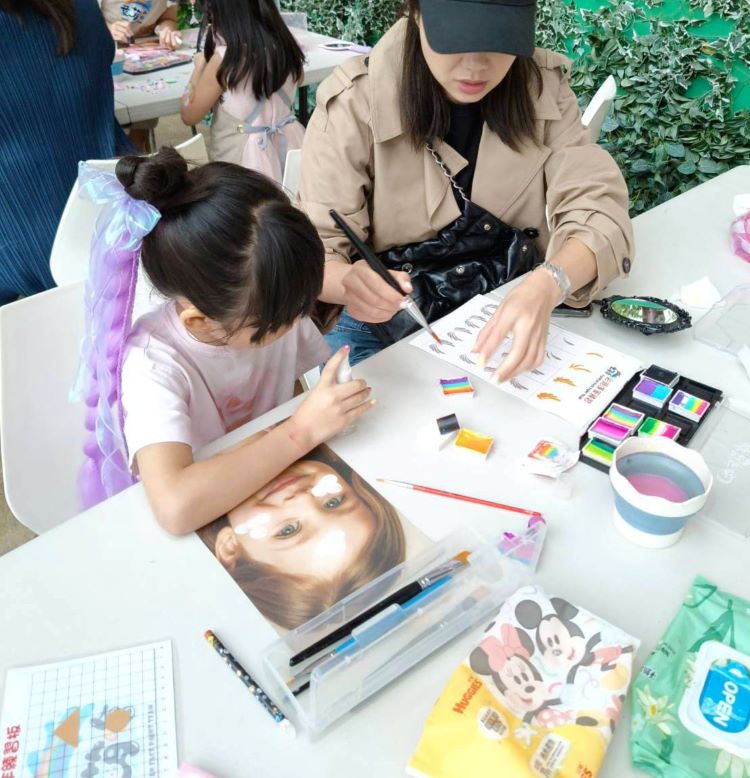 板橋435藝文特區喜迎兒童節 「藝啟童樂」29堂免費課 49 《圖說》「兒童面部彩繪」課程,啵啵老師將帶領孩子探索色彩、體驗臉部彩繪與精緻眉心貼。〈文化局提供〉