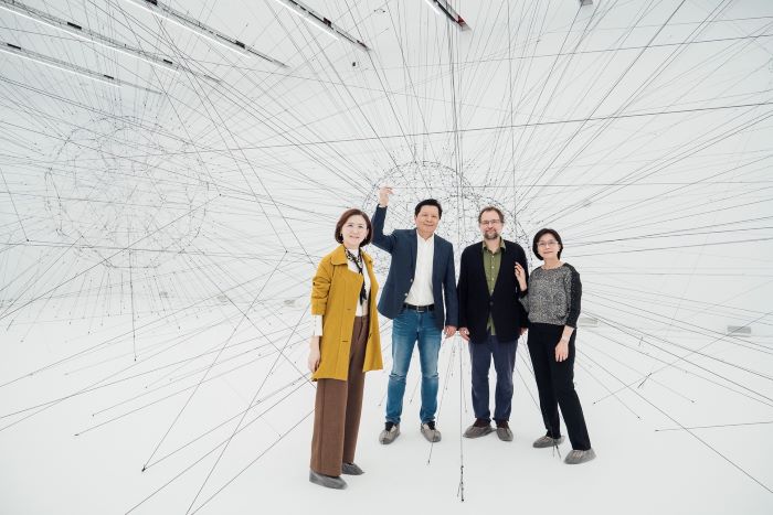 迎開館周年永續未來 新北美術館共織宇宙特展登場 36 《圖說》新北市美術館今日舉行國際特展《共織宇宙》開幕儀式,副市長朱惕之(左二)與國際知名藝術家托馬斯.薩拉切諾(Tomás Saraceno)(右二)、文化局長張䕒育(左一)共同出席,為展覽揭開序幕。〈文化局提供〉