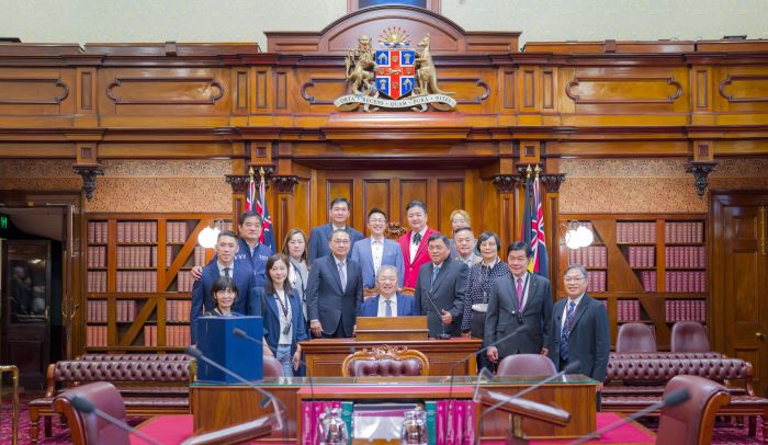 新北訪團拜會新州議會 侯友宜盼深化雙邊合作 60 《圖說》新北市府會團隊參訪澳洲新南威爾斯州議會合影,中坐者議長蔣根煌。〈新聞局提供〉