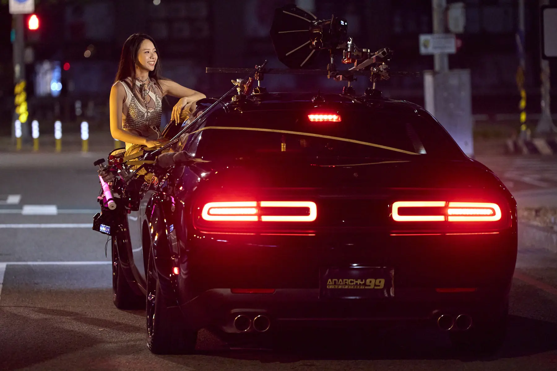 曾薀帆華麗回歸 拍MV搏命演出 登 7 層樓天橋對嘴 坐車門大演「玩命關頭」 曾薀帆華麗回歸 拍MV搏命演出 登 7 層樓天橋對嘴 坐車門大演「玩命關頭」