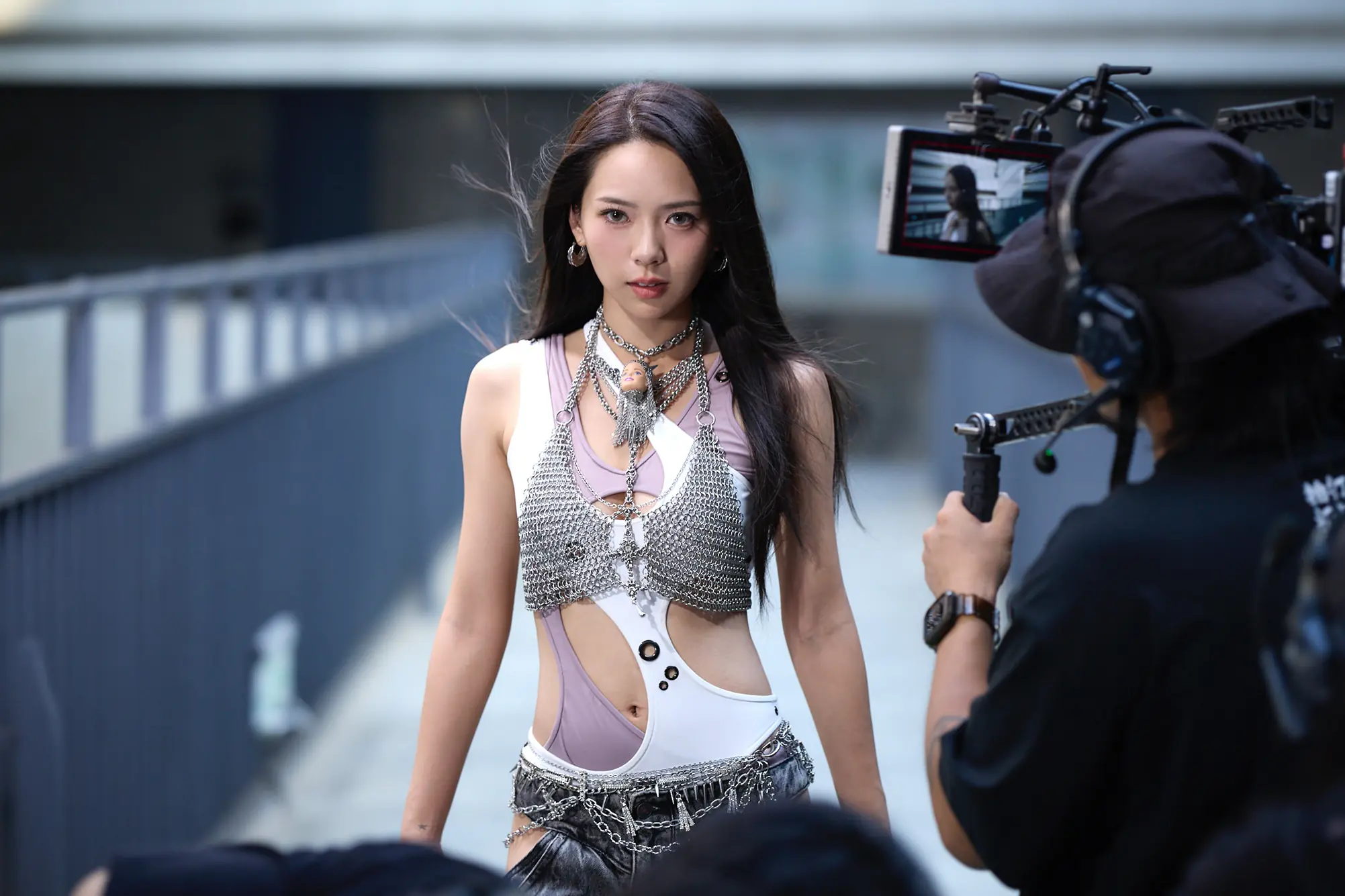 曾薀帆華麗回歸 拍MV搏命演出 登 7 層樓天橋對嘴 坐車門大演「玩命關頭」 曾薀帆華麗回歸 拍MV搏命演出 登 7 層樓天橋對嘴 坐車門大演「玩命關頭」