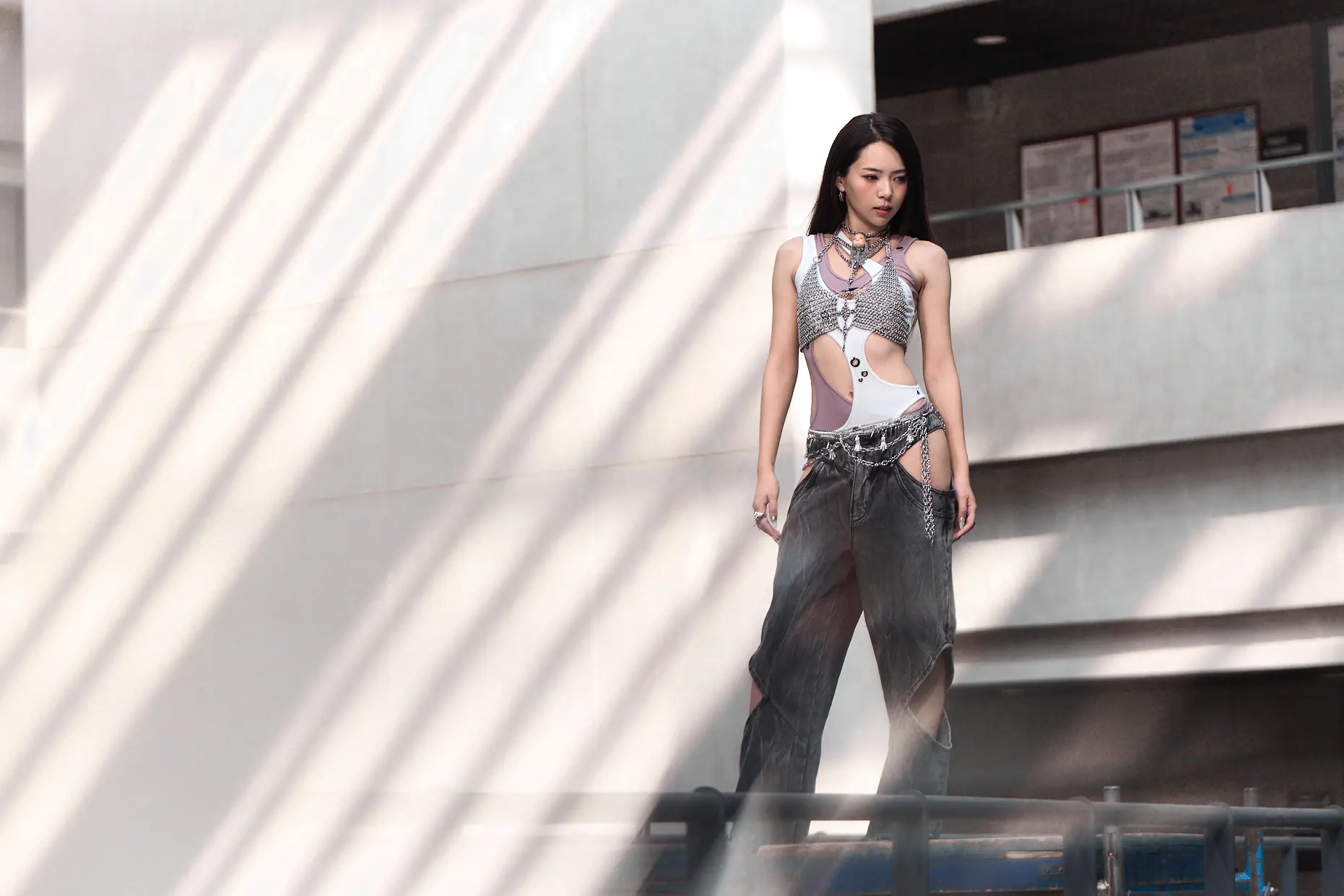 曾薀帆華麗回歸 拍MV搏命演出 登 7 層樓天橋對嘴 坐車門大演「玩命關頭」 曾薀帆華麗回歸 拍MV搏命演出 登 7 層樓天橋對嘴 坐車門大演「玩命關頭」