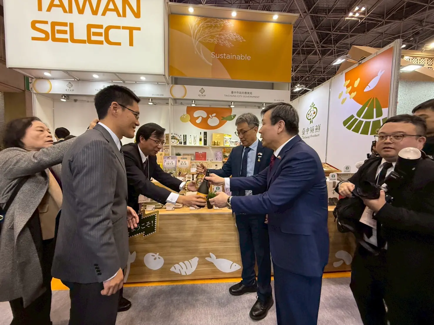 台中市首次參展東京食品展 開幕日即傳捷報、見證合作換約成果 台中市首次參展東京食品展 開幕日即傳捷報、見證合作換約成果