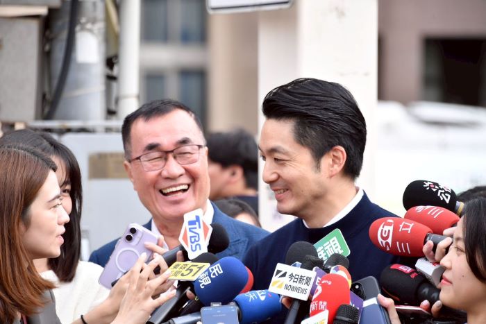 新北大巨蛋落腳何處? 李四川:大眾運輸不可或缺 20 《圖說》李四川出席台北市政府前活動與蔣萬安市長同時接受採訪。〈李辦提供〉