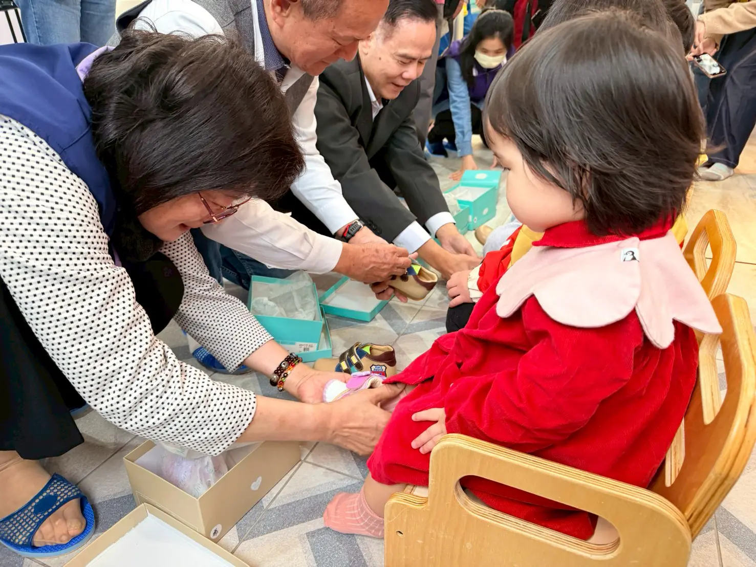 李余典議員媒合美萬新捐贈童鞋 盼三重區公托中心伴幼兒快樂成長 李余典議員媒合美萬新捐贈童鞋 盼三重區公托中心伴幼兒快樂成長