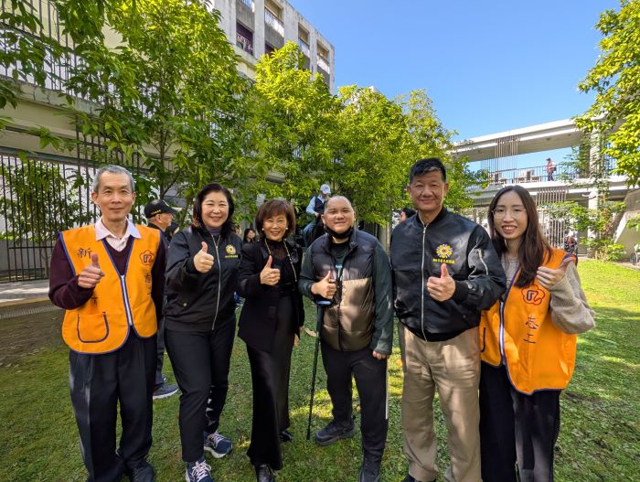 軍醫與退輔體系守護 公傷官兵李志翔重啟人生 59 《圖說》板橋榮家與新北榮服處攜手助公傷官兵李志翔奇蹟復健,左三板橋榮家主任陳桂美、右三李志翔。〈板橋榮家提供〉