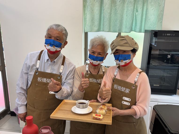 空間再造續書溫馨故事 板橋榮家尖塔教堂變身「幸福小棧」 17 《圖說》專業服務的志工長輩。〈板橋榮家提供〉