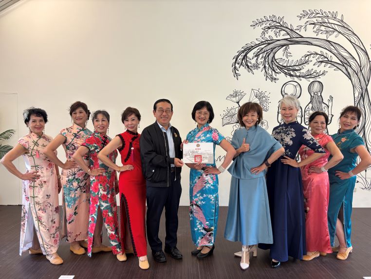 空間再造續書溫馨故事 板橋榮家尖塔教堂變身「幸福小棧」 16 《圖說》德芳旗袍舞班優雅演出。〈板橋榮家提供〉