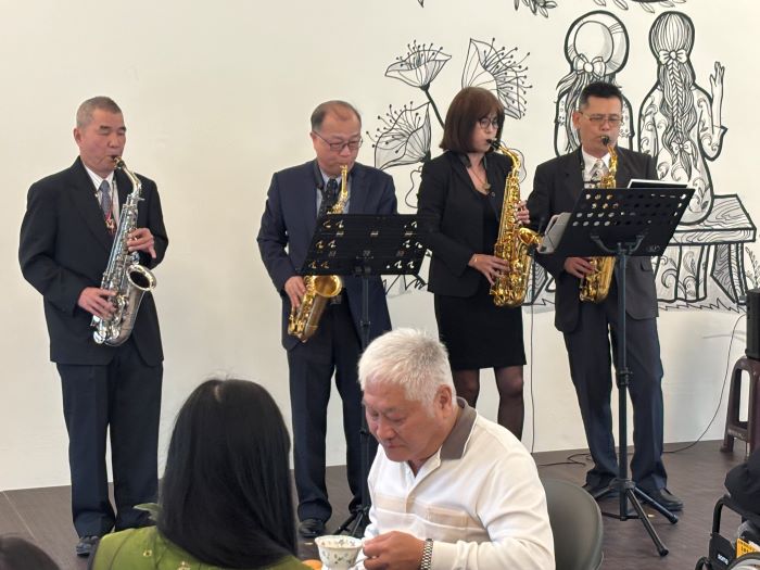 空間再造續書溫馨故事 板橋榮家尖塔教堂變身「幸福小棧」 18 《圖說》線形薩克斯風樂團專業吹奏。〈板橋榮家提供〉