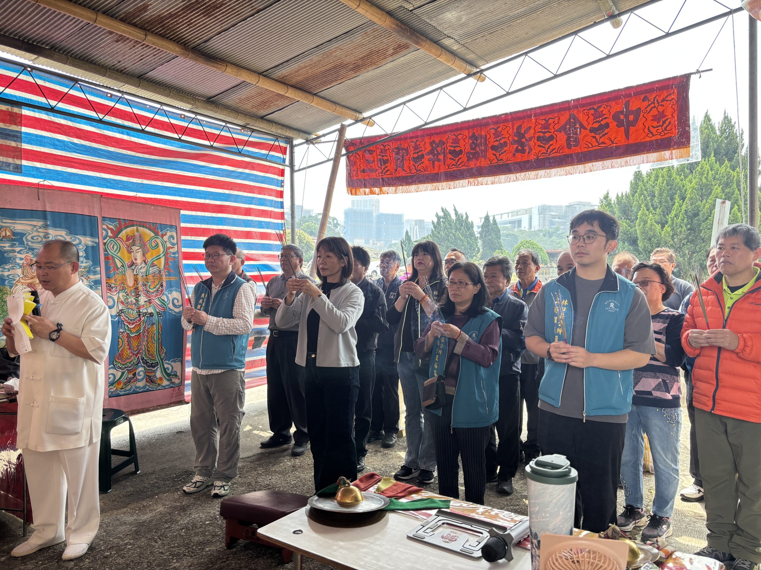 清明掃墓祭祖更便利 林口公所服務站3/28啟動 48 《圖說》林口區長鄭淑敏日前帶領公所團隊及全體里長至林口第一公墓辦理祈福法會。〈林口區公所提供〉