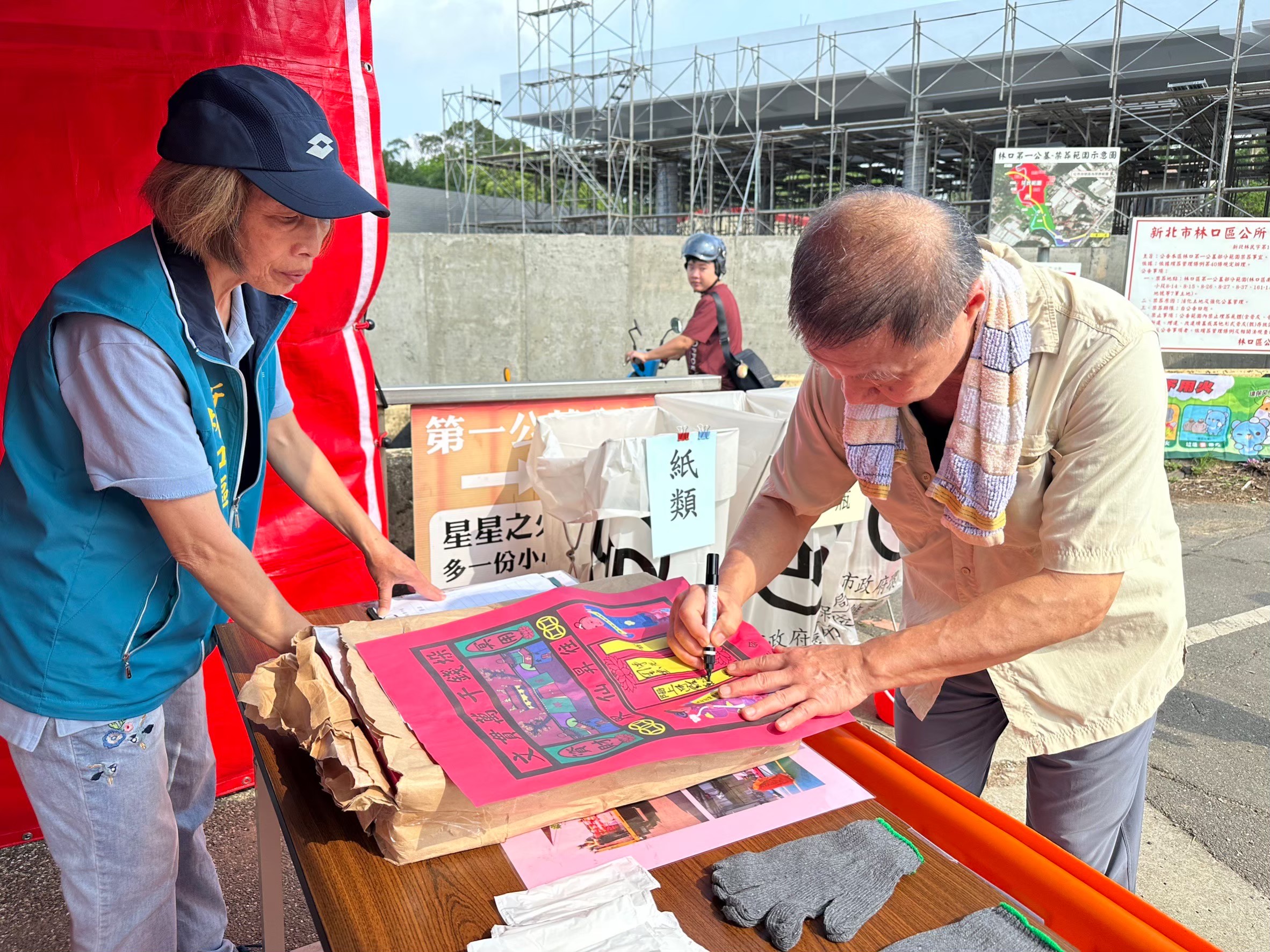 清明掃墓祭祖更便利 林口公所服務站3/28啟動 49 《圖說》林口區公所於掃墓期間,每日上午7時至15時,在林口區第1公墓入口處設置「清明掃墓服務站」提供多項服務。〈林口區公所提供〉