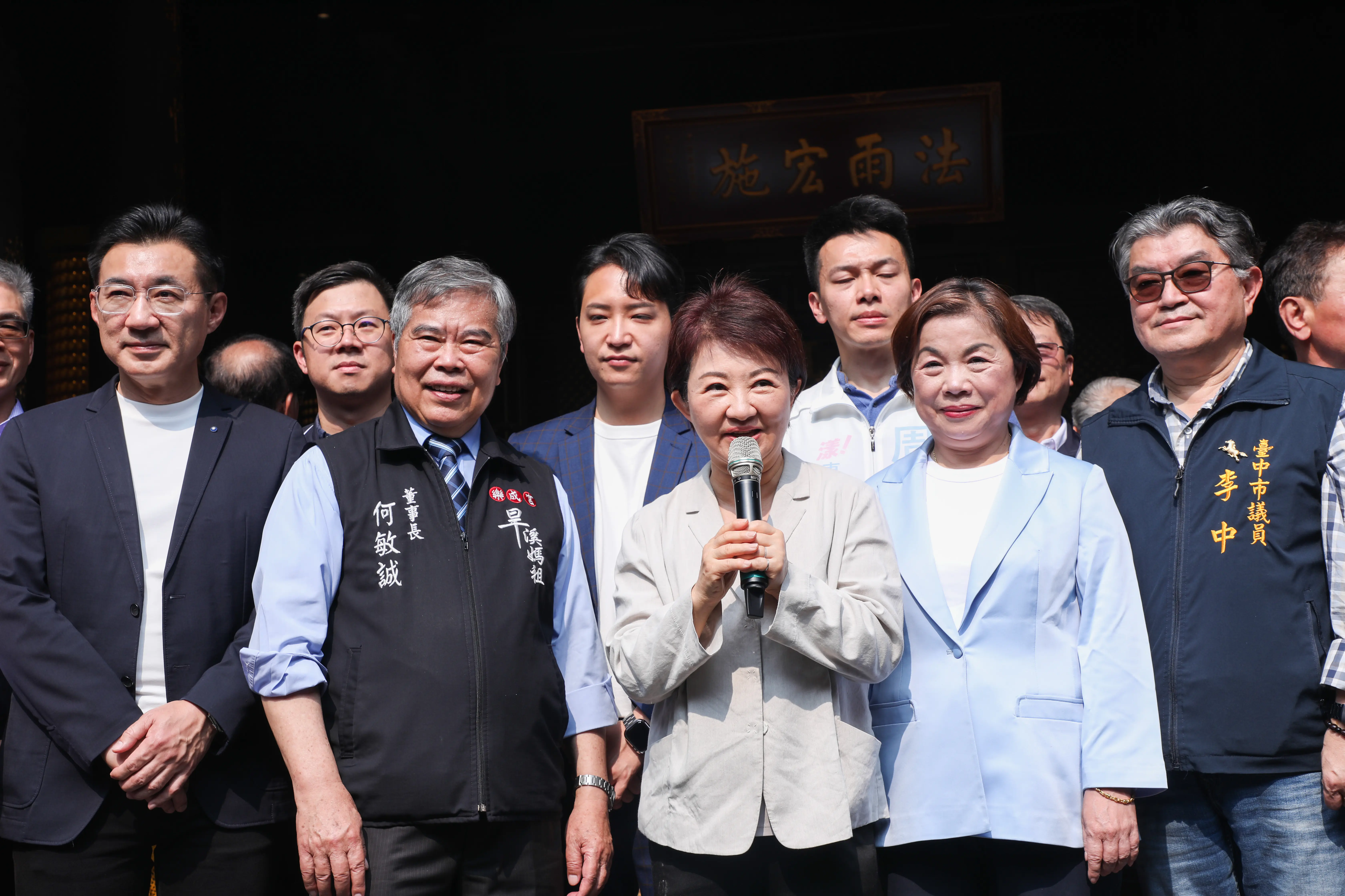 樂成宮化身幸福殿堂! 盧市長見證集團婚禮 贈匾感謝媽祖庇佑 樂成宮化身幸福殿堂! 盧市長見證集團婚禮 贈匾感謝媽祖庇佑