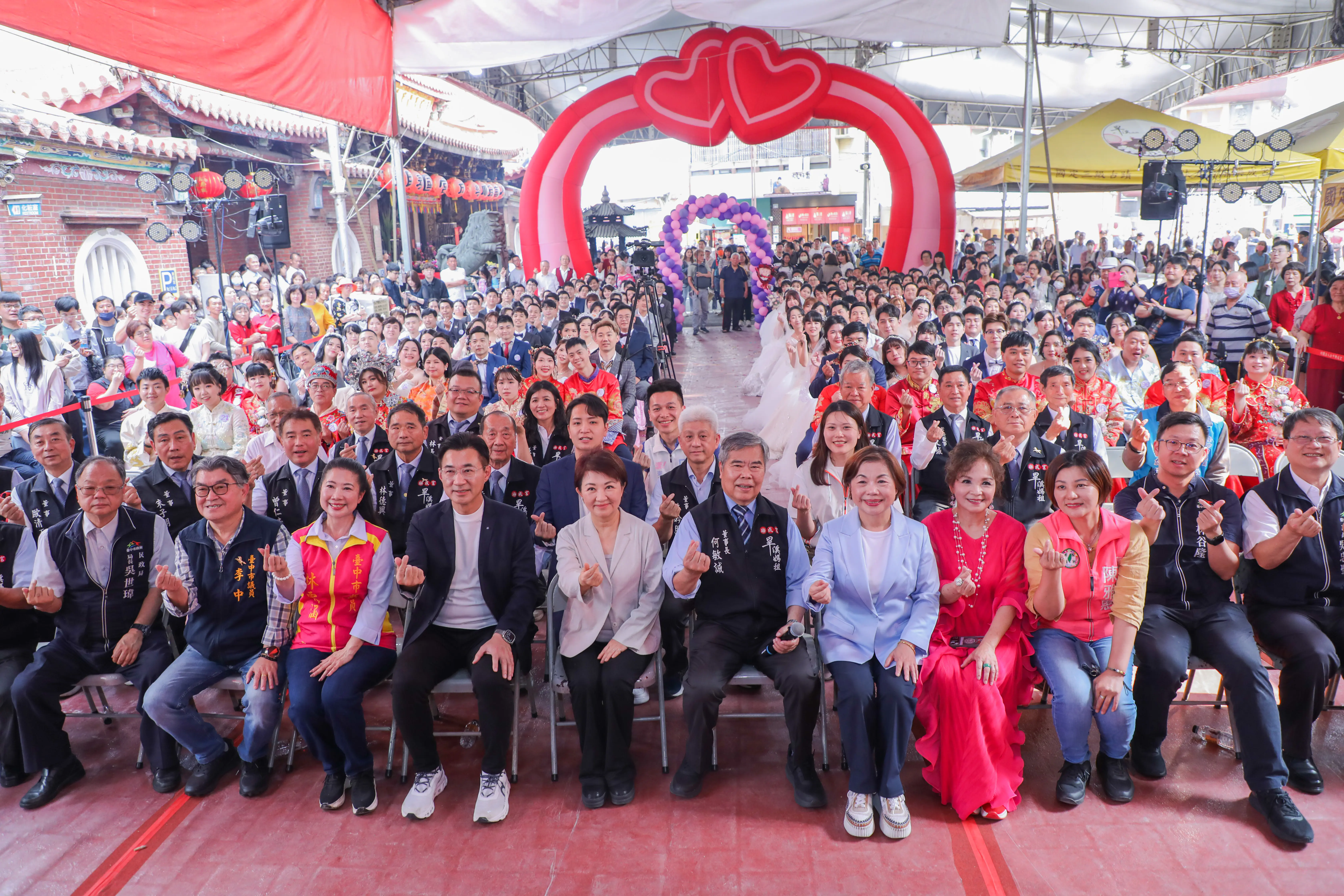 樂成宮化身幸福殿堂! 盧市長見證集團婚禮 贈匾感謝媽祖庇佑 樂成宮化身幸福殿堂! 盧市長見證集團婚禮 贈匾感謝媽祖庇佑