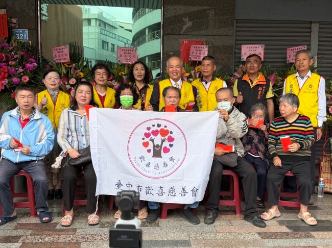 中台灣正法道場喜添一處 歡喜慈善精舍開光殊勝法喜 8 《圖說》開光典禮啟動「敦親睦鄰關懷行動」,現場發放慰問金給在地弱勢家庭。〈主辦單位提供〉