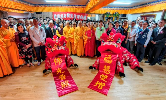 中台灣正法道場喜添一處 歡喜慈善精舍開光殊勝法喜 6 《圖說》歡喜慈善精舍啟用典禮祥獅獻瑞呈獻「佛光普照、福慧雙增。」。〈主辦單位提供〉