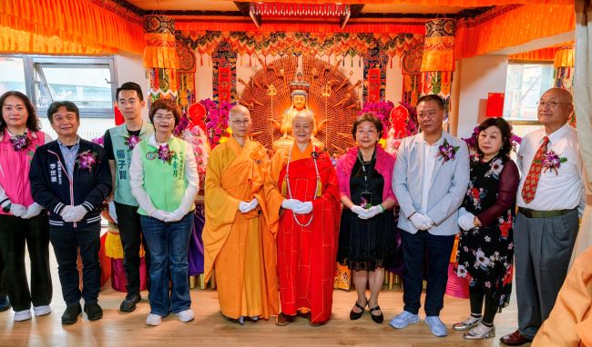 中台灣正法道場喜添一處 歡喜慈善精舍開光殊勝法喜 9 《圖說》證達上人、彰化縣長王惠美辦公室主任李世傑、立法委員陳素月、彰化縣副議長許原龍、彰化縣議員楊子賢及歡喜慈善會會長黃玉霞等貴賓剪綵合影。〈主辦單位提供〉