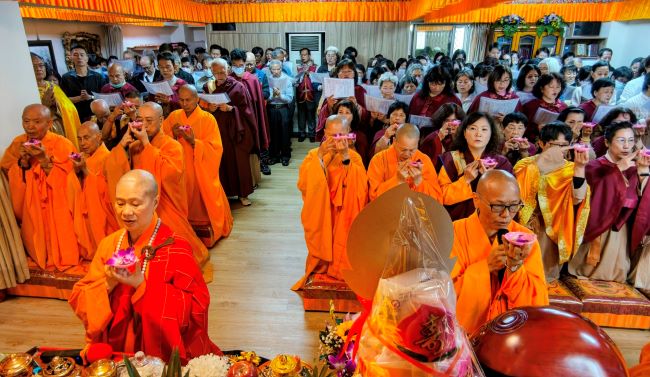 中台灣正法道場喜添一處 歡喜慈善精舍開光殊勝法喜 10 《圖說》「歡喜慈善精舍」開光大典獻供養。〈主辦單位提供〉