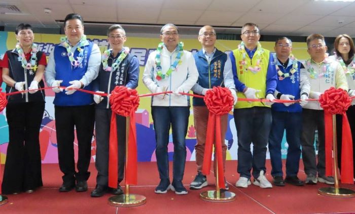 新北第516間 柑林學士市民活動中心歡喜入厝 36 《圖說》市長與貴賓共同剪綵,象徵為土城居民開啟更優質、智慧化的多元活動場域。〈民政局提供〉