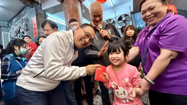 土城三元宮慶元宵 侯友宜參香發「馬上賺錢」福袋爆棚 17 《圖說》侯友宜市長於土城三宮發放福袋吸引爆棚民眾前來排隊領取。〈民政局提供〉