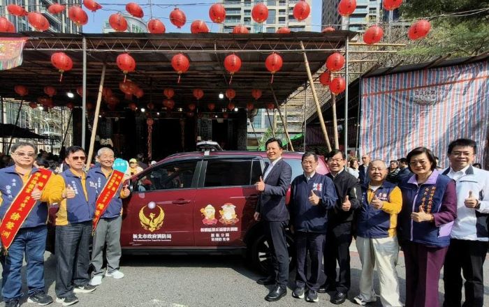 土地公生熱鬧登場 深丘福德宮捐贈370萬回饋社會 73 《圖說》副市長朱惕之代表市府,接受深丘福德宮捐贈勘災指揮車。〈民政局提供〉