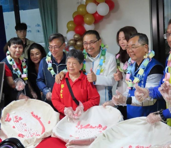 新北第516間 柑林學士市民活動中心歡喜入厝 35 《圖說》市長侯友宜與長輩開心搓湯圓、歡喜入厝,慶祝新北第 516 間「土城柑林學士」市民活動中心熱鬧啟用。〈民政局提供〉