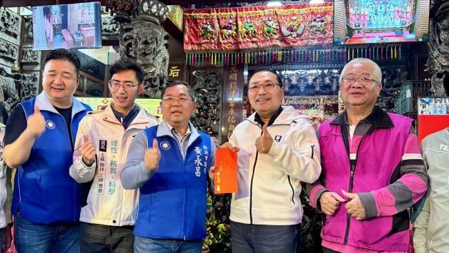 土城三元宮慶元宵 侯友宜參香發「馬上賺錢」福袋爆棚 16 《圖說》侯友宜市長向三元宮三官大帝及天上聖母參拜祈福並致贈香油錢。〈民政局提供〉