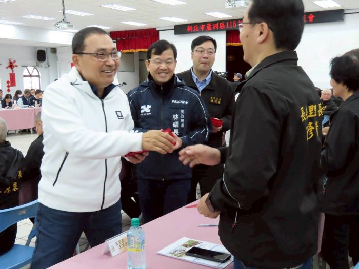 蘆洲南北側開發案 侯:不容不實傳聞阻礙地方發展 31 《圖說》侯友宜於會前與里長一一致意,互動熱絡。〈民政局提供〉