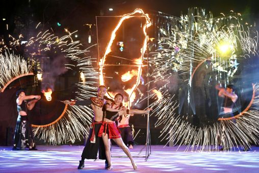 夢幻星河點亮新莊河廊 中港光雕今晚燦爛登場 7 《圖說》今晚開幕由「即將成真火舞團」精彩擔綱以限定作品《馬祥厚運,火耀新北》揭開序幕。〈水利局提供〉