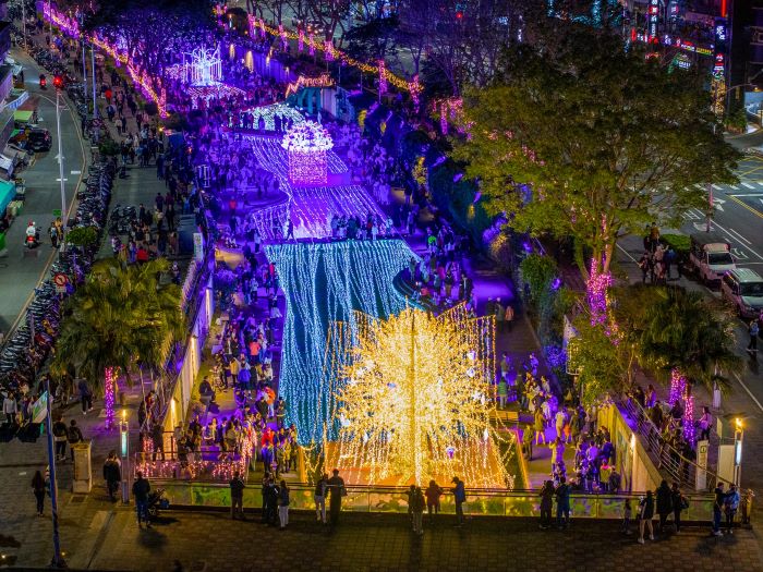 中港光雕展週末出遊首選升 按讚分享貼文抽好禮 10 《圖說》人氣爆棚的中港光雕展,白色情人節當天湧入人潮達 13萬人次。〈水利局提供〉